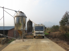 自動輸料車